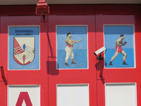 833691 Details van de rood-wit geschilderde ingangspartij van de sportschool van krachtsportvereniging Olympia (Willem ...